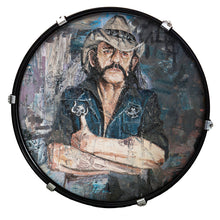 Laden Sie das Bild in den Galerie-Viewer, Porträt von Lemmy gemalt von Oliver Jordan als Kunstdruck auf Schlagzeugfelle
