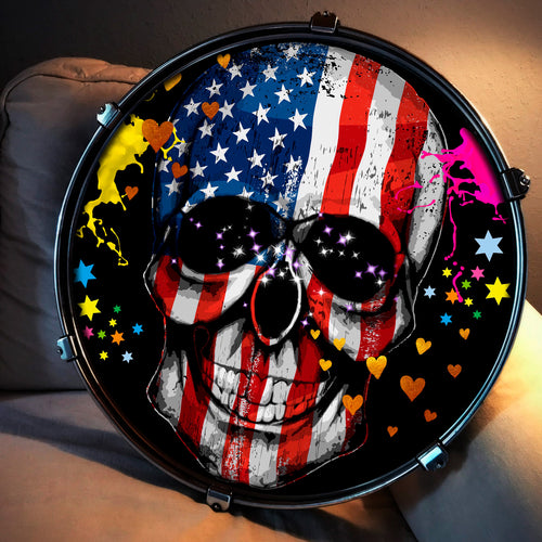 US Skull - Pop-Art Totenkopf von Stefanie Pappe-Stellbrink als Kunstdruck auf einem Schlagzeugfell