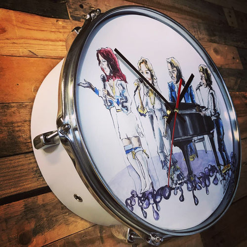 Abba Fan-Uhr. Originalbild von Juliana Saib als exklusive Wanduhr aus Schlagzeugteilen.